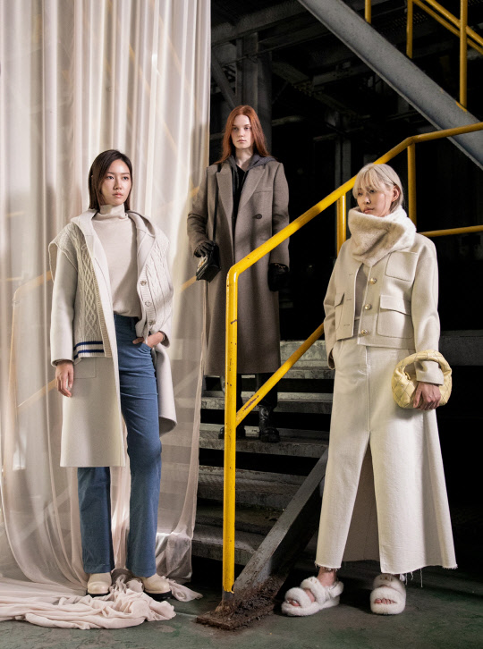 한섬 '타임'의 '2021년 가을·겨울 시즌 디지털 런웨이' 영상 스틸컷. 현대백화점그룹 제공